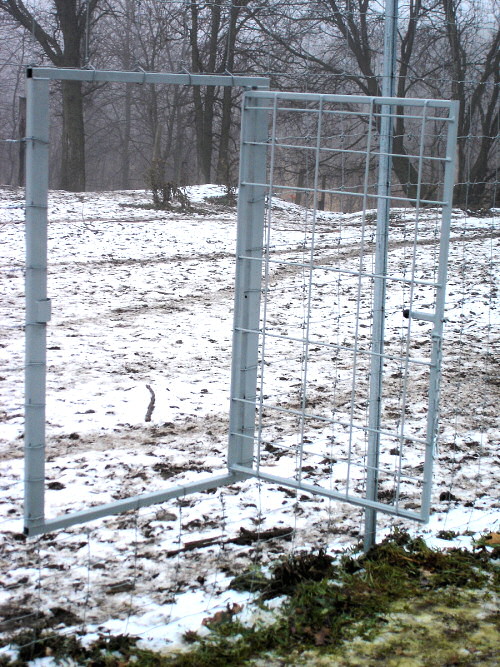 Open_Man_Gate_In_Fence